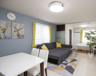Guest House Gifuhashima Cocone - Hostel - Hashima - Wohnzimmer