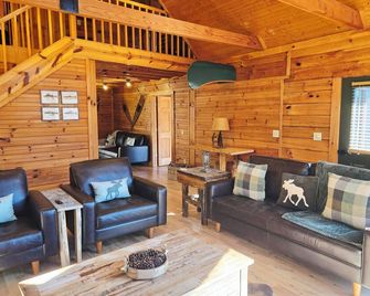 New! CHL Treehouse, Cozy 3-bedroom Log Cabin, 5 minutes to Center Hill Marina - Lancaster - Living room