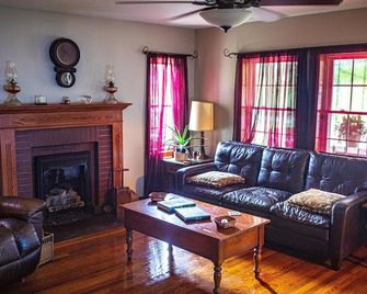 The Home Place, in the Mountains! - Pennington Gap - Living room