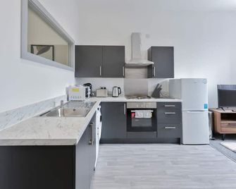Modern & Cosy Budget 1 Bedroom Flat in Dudley - Brierley Hill - Kitchen