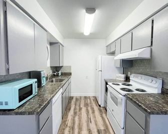 Lovely Home Central Coalinga - Coalinga - Kitchen