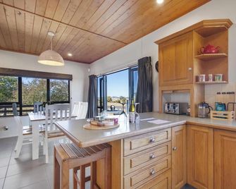 The Barn & Bivvy - Te Awamutu - Kitchen