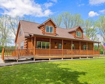 New! Bc Retreat With Fireplace,game Room,hot Tub! - Clyde - Gebäude
