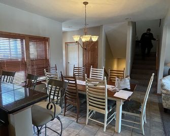 8409 Peek N Peak Slope Side Ski In/Out Golf Lift 8,firepit - Clymer - Dining room