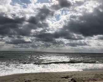 Large lock off room on the backside of our home, 2 miles from beaches. US1&PGA - North Palm Beach - Beach