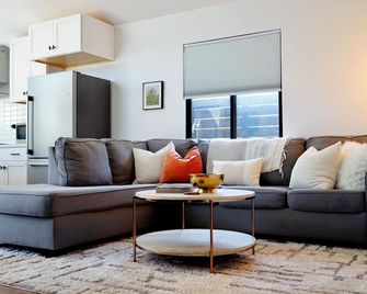 Newly Built, Bright, and Modern Guest Home - San Diego - Living room