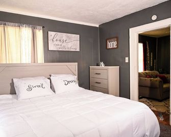 Near UTK close to Downtown - Knoxville - Bedroom