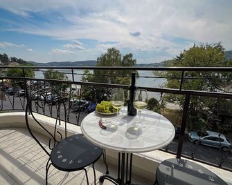 Casa Bianca Kastoria charming 2-bedroom apartment - Kastoriá - Balcony