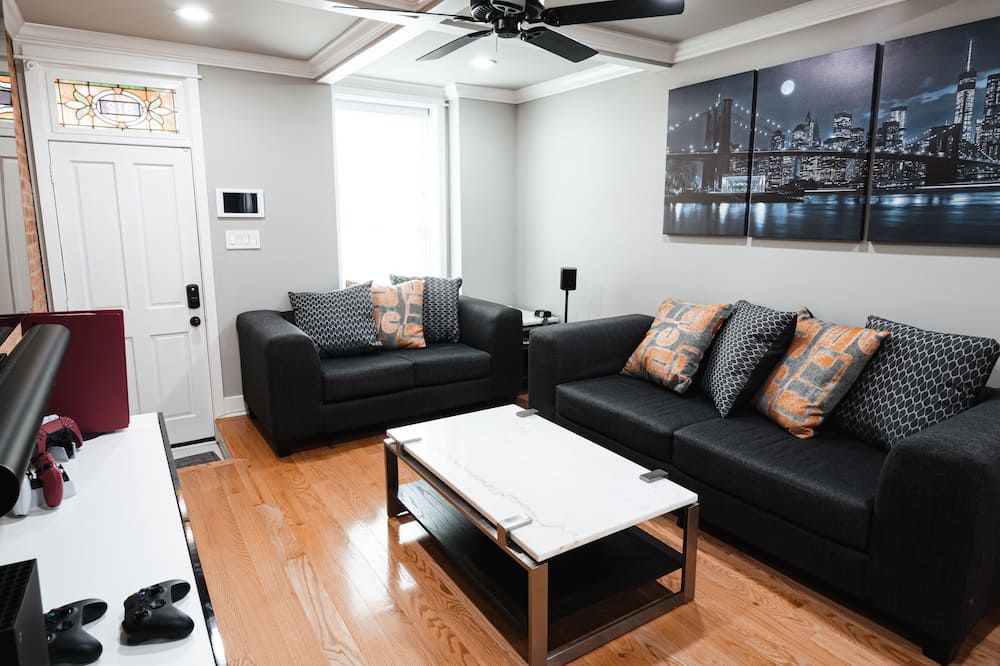 Modern Smart Home w/Gourmet Kitchen, Peloton & King Suite with Rooftop Deck - Baltimore - Living room