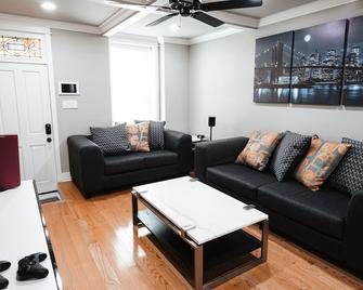 Modern Smart Home w/Gourmet Kitchen, Peloton & King Suite with Rooftop Deck - Baltimore - Sala de estar