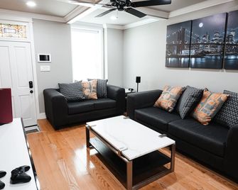 Modern Smart Home w/Gourmet Kitchen, Peloton & King Suite with Rooftop Deck - Baltimore - Living room