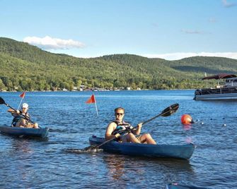 Waters Edge Lodge - Lake George
