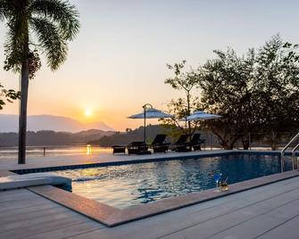 The Sanctuary Nam Ngum Beach Resort - Vang Vieng - Pool