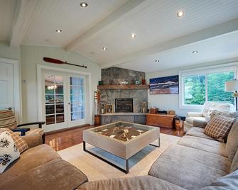 Lake Muskoka, 6 bdrm, 5 bath, level land, sandy beach, sauna, coach house! - Bracebridge - Living room