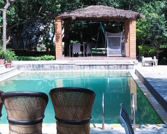 Namami Ganges Beach Resort and Spa - Shivpuri - Piscina