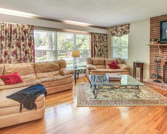 2 Mi To Fsu & Famu: Home W/ Spacious Deck! - Tallahassee - Living room