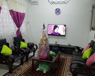 Low cost homestay that designated for family vacation - Tuaran - Living room