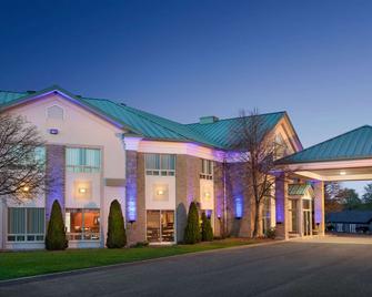 Days Inn by Wyndham Montmagny - Montmagny - Building