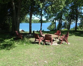 White Rock Cottage 6 - Providence Bay - Patio