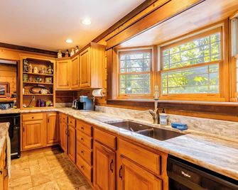 Escape to our cozy lakeview cabin with modern amenities, spacious decks and serene surroundinngs. - Radford - Кухня