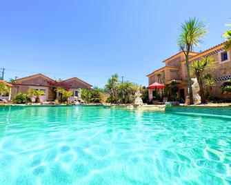 كينتا دو مار - كانتري آند سي فيليدج - Praia da Luz - حوض السباحة