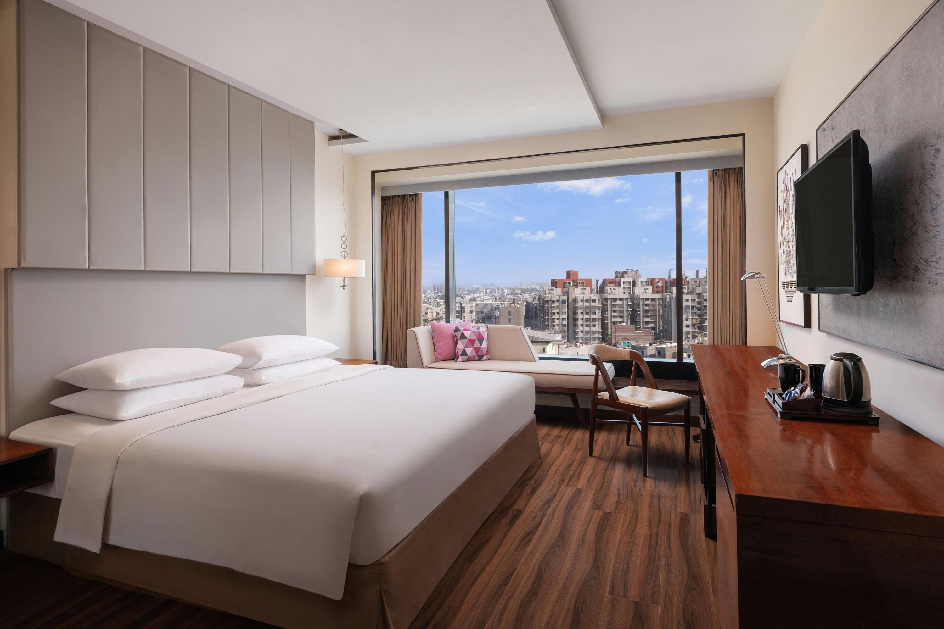 رينيزانس أحمد أباد إس جي هايواي - أحمد أباد - غرفة نوم