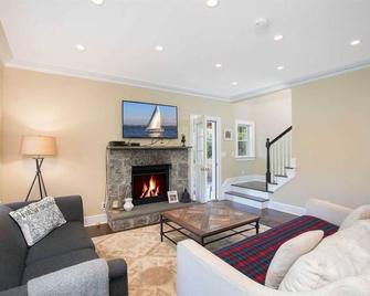 Farmhouse Nestled by Meadow, Pool, Near Beaches and Centrally Located! - Shelter Island - Living room