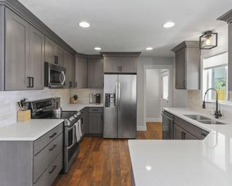 Monthly Special! Location! New Everything 5 Bed Home w/ Hot Tub - Bountiful - Cocina