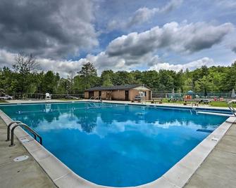 Arrowhead Lake Amenities: Quaint Home w/ Fireplace - Pocono Pines - Pool