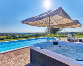 Nice home in Kupinovac with kitchen - Bjelovar - Piscina