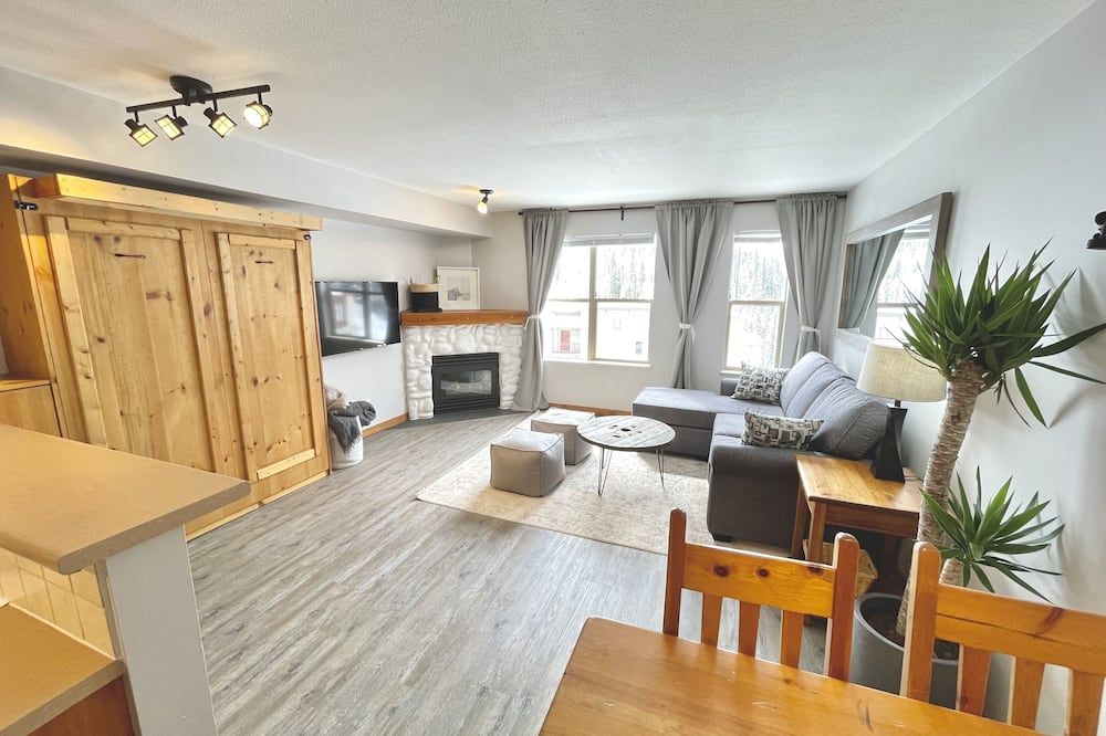 Newly Renovated Ground Floor Creekside Studio Condo - Pet Friendly too! - Vernon - Soggiorno