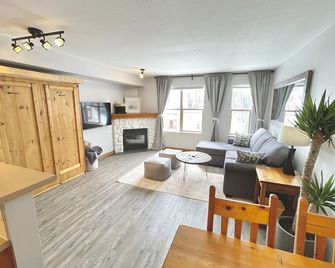 Newly Renovated Ground Floor Creekside Studio Condo - Pet Friendly too! - Vernon - Soggiorno