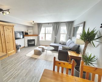 Newly Renovated Ground Floor Creekside Studio Condo - Pet Friendly too! - Vernon - Soggiorno
