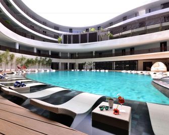 Hue Hotels and Resorts Boracay Managed by HII - בורקאי - בריכה