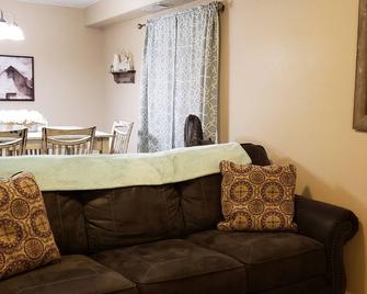 Basement Apartment--Sleeps 6 2 Bedrooms +Kitchen/Laundry - Cedar City - Living room