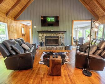 New Listing! Copper Ridge Lodge - 4 Bed, Hot Tub - Dahlonega - Obývací pokoj