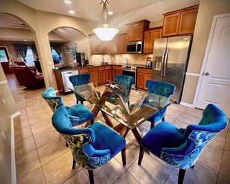 Elegant cozy cottage located in the heart of Victoria, Texas, - Victoria - Dining room
