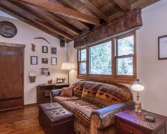 One of the best lots in Green Mountain Falls, located close to major attractions - Green Mountain Falls - Living room