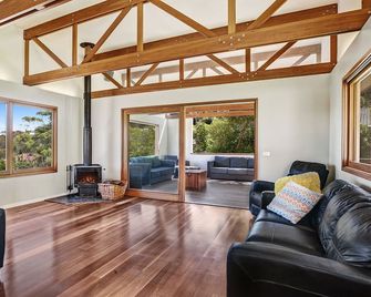 Luxury beach home, suits families,with heated pool,spa,toys,trampoline - Avoca Beach - Soggiorno