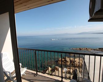 Hotel La Pietra Restaurant & Spa - L'Île-Rousse - Balcón