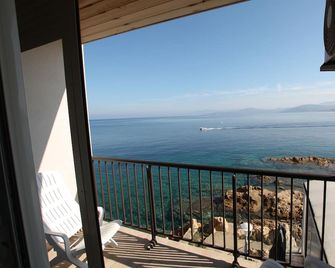 Hotel La Pietra Restaurant & Spa - L'Île-Rousse - Balkón