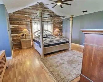 Rustic Cabin-Farmhouse Vibe Secluded with Hot Tub - West Lafayette - Bedroom