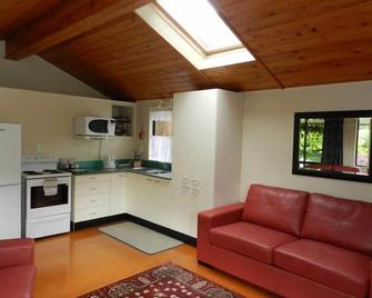 Coromandel Orchard Cottage - Coromandel - Kitchen