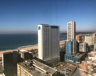 Coastlands Durban Self Catering Holiday Apartments - Durban - Dining room