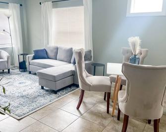 Cozy 2 Bedroom home, Dade City! - Dade City - Living room