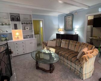 Charming 2-bedroom house in small-town neighborhood - Bath - Living room