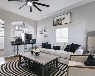 The Bird House - 3 Bedroom Downtown Nest - San Angelo - Living room