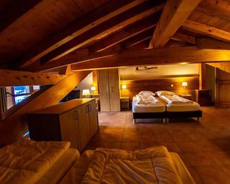 Apartment suitable for 8-10 persons. In center of Saint François Longchamp with ski in & out. - Saint-François-Longchamp - Bedroom