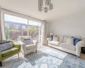 Lovely 3bd Family Home With Garden - Richmond! - London - Living room