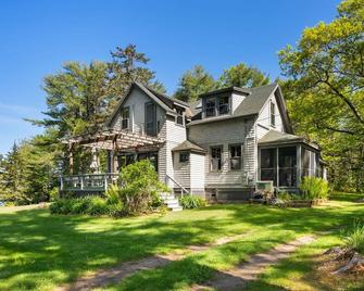 Spacious Waterfront Summer Home with Swimming, Kayaking, and Sunsets - Phippsburg - Building